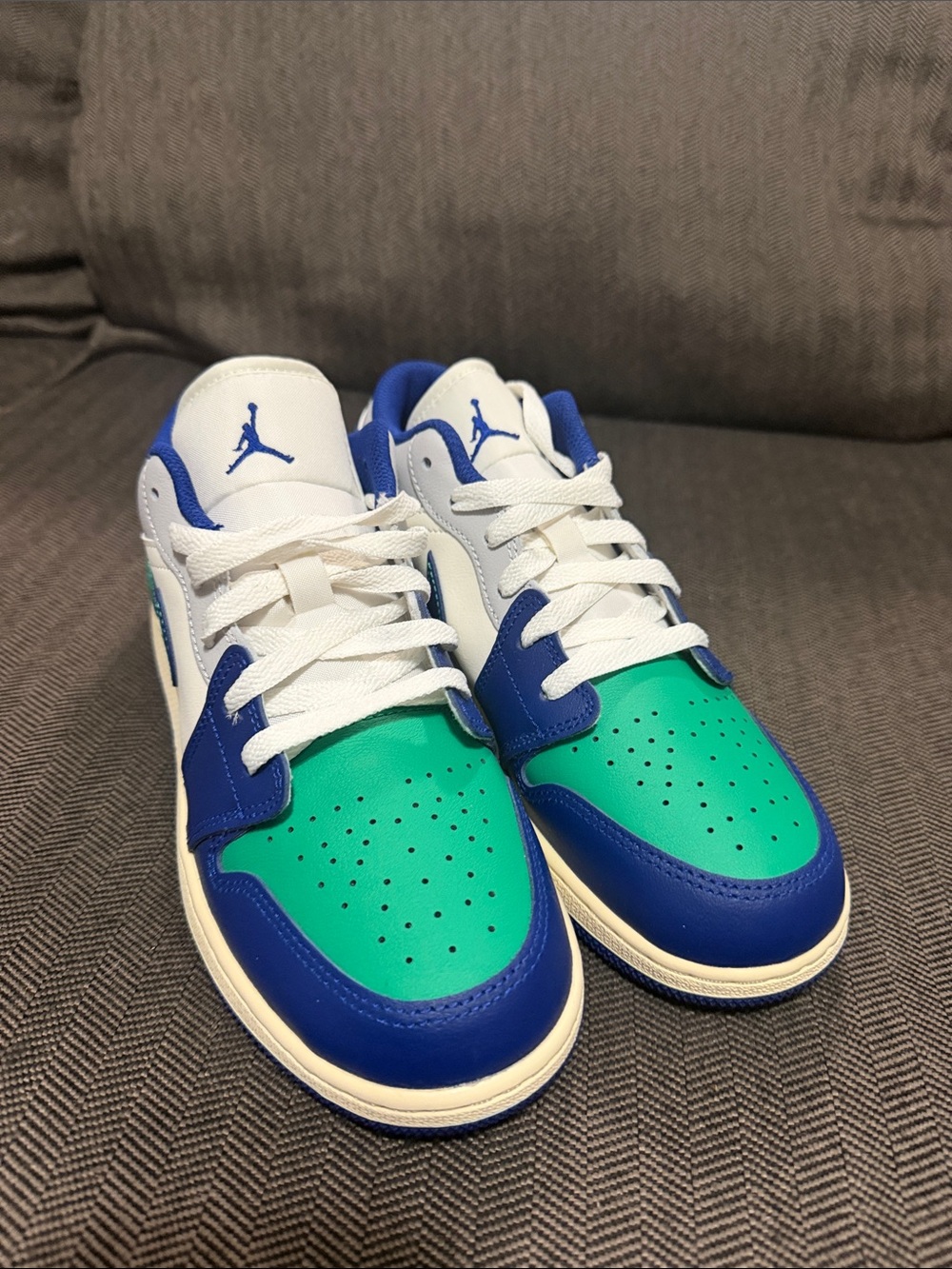 Jordan Kids Low-Top Sneakers in White/Blue/Green